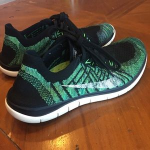 Nike Free 4.0 FlyKnit Sneakers